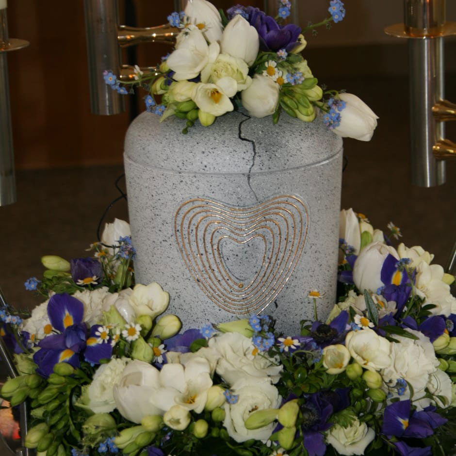 Bild einer Urne auf dem Altar