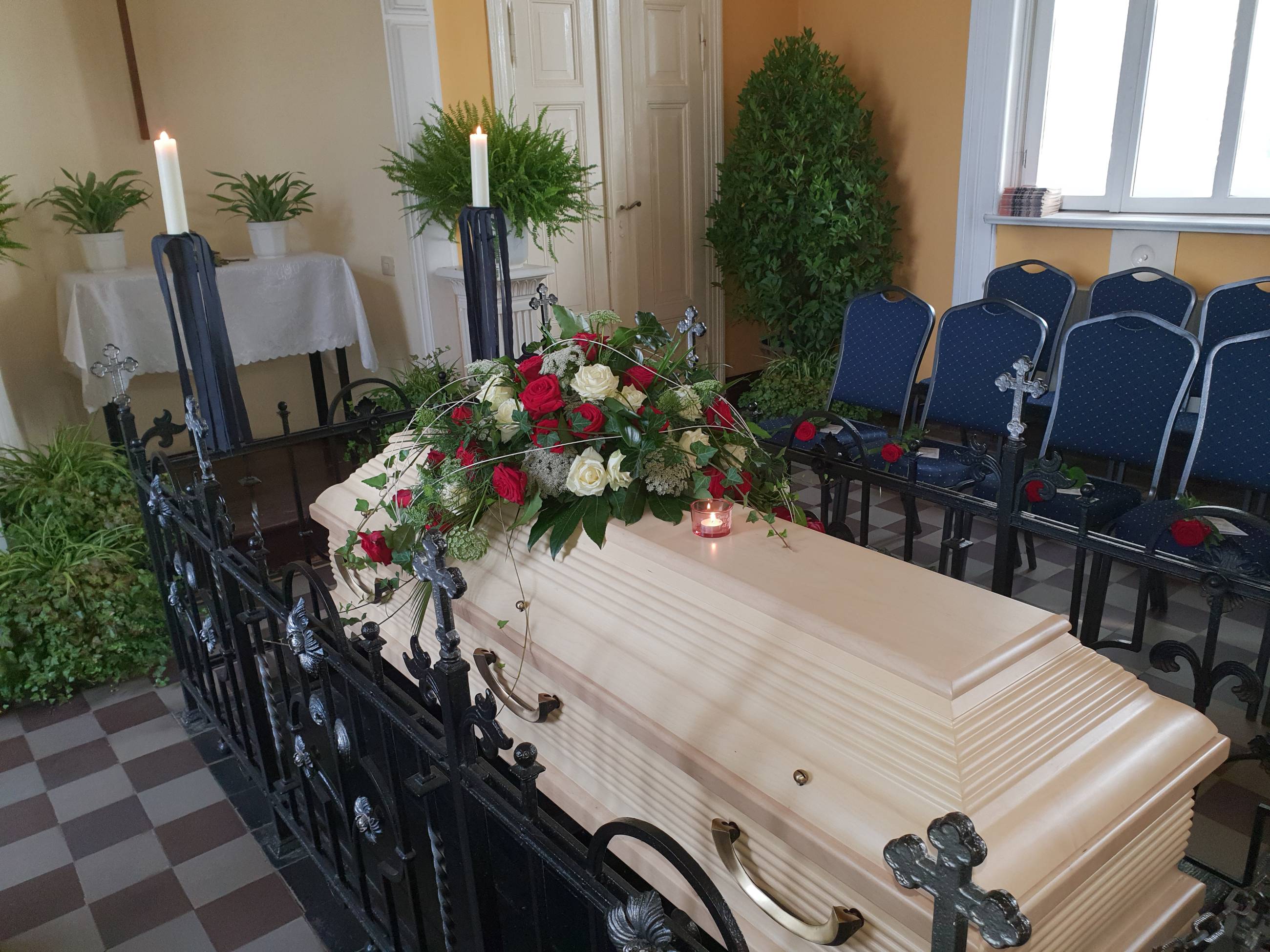 Bild von einem geschmücktem Sarg in einer Kapelle